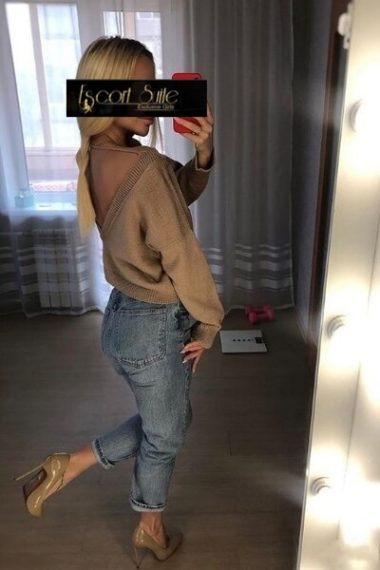 verspielte escort dame